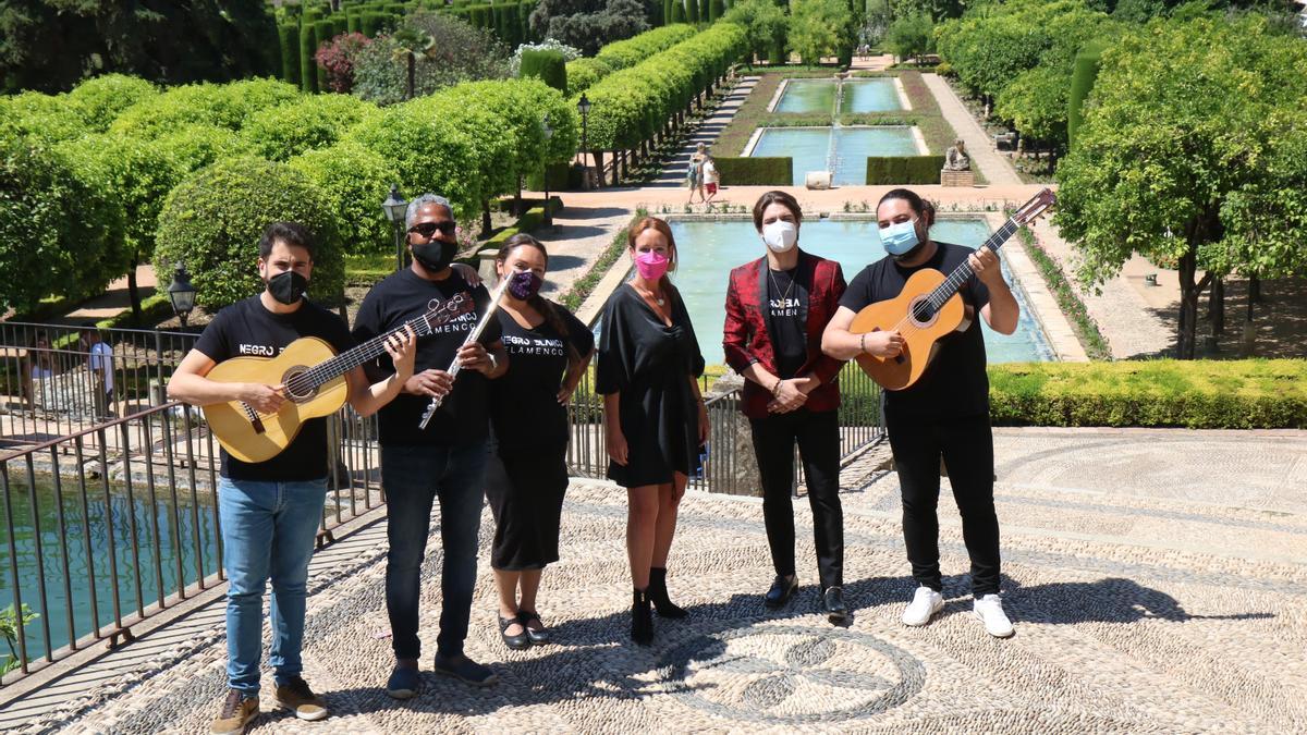 La delegada de Cultura en el Ayuntamiento, Marián Aguilar, en el centro, junto a artistas participantes en el espectáculo.