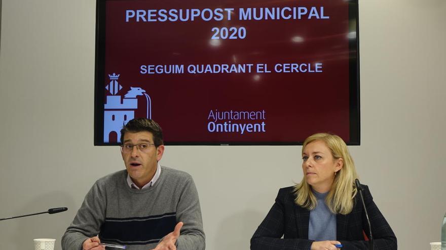 El alcalde, Jorge Rodríguez, con la concejala de Hisenda, Natalia Enguix, presentaron los presupuestos ayer.
