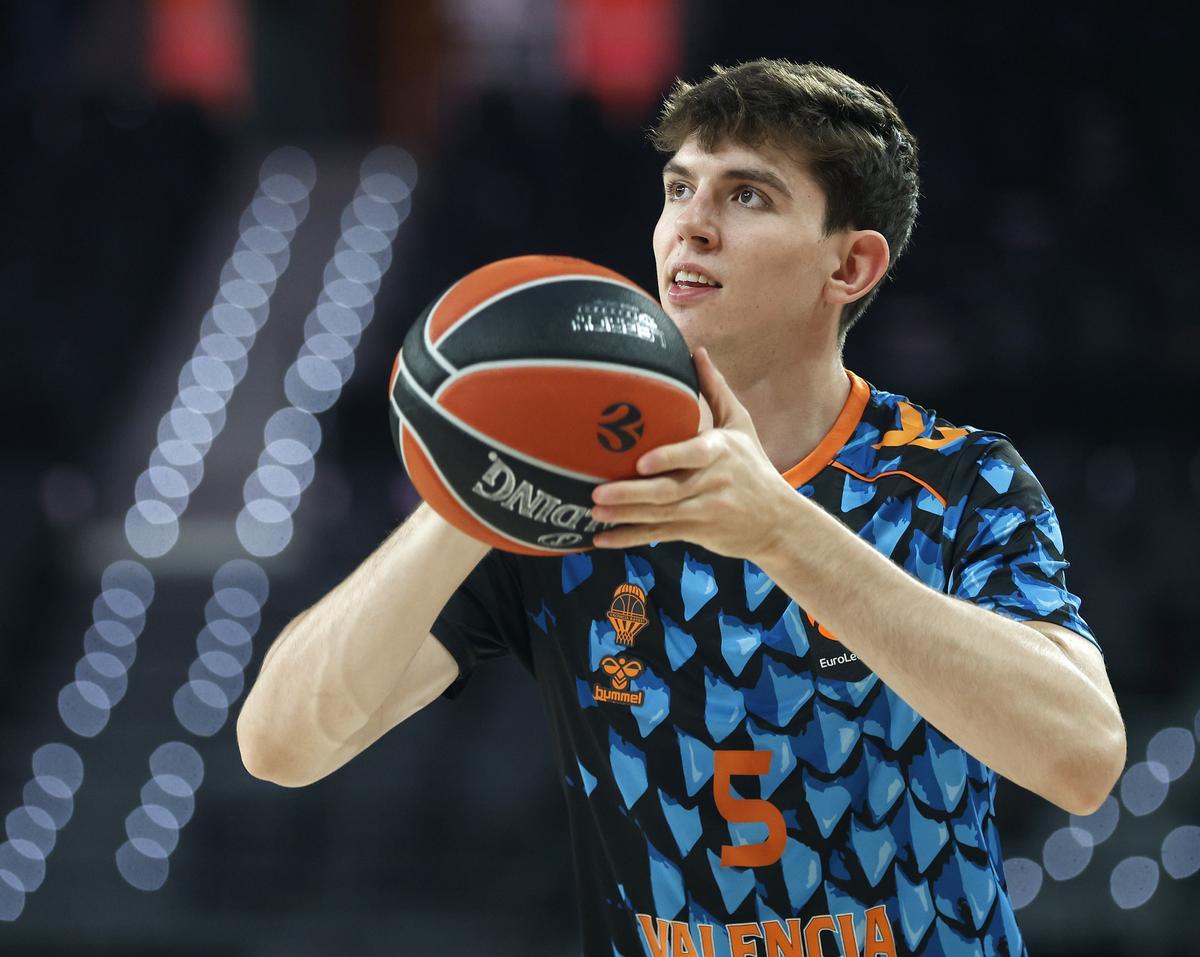 Sergio De Larrea, durante el calentamiento previo al Valencia Basket - Panathinaikos.
