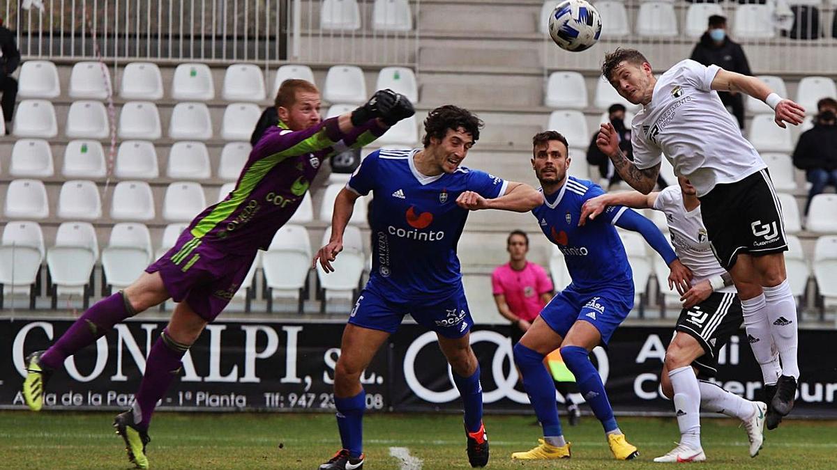 Una jugada del empate de ayer entre el Covadonga y el Burgos. |  // BURGOSCF.ES