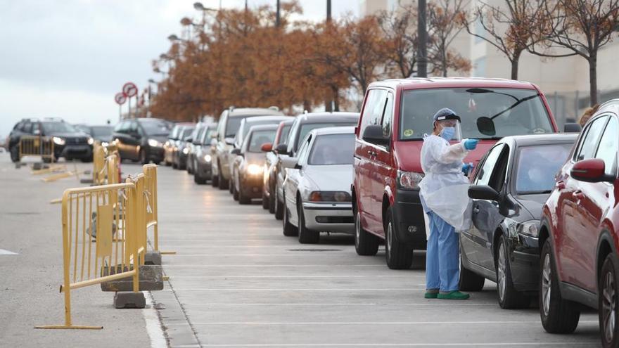 Largas colas en la Fe esta mañana para hacerse pruebas PCR