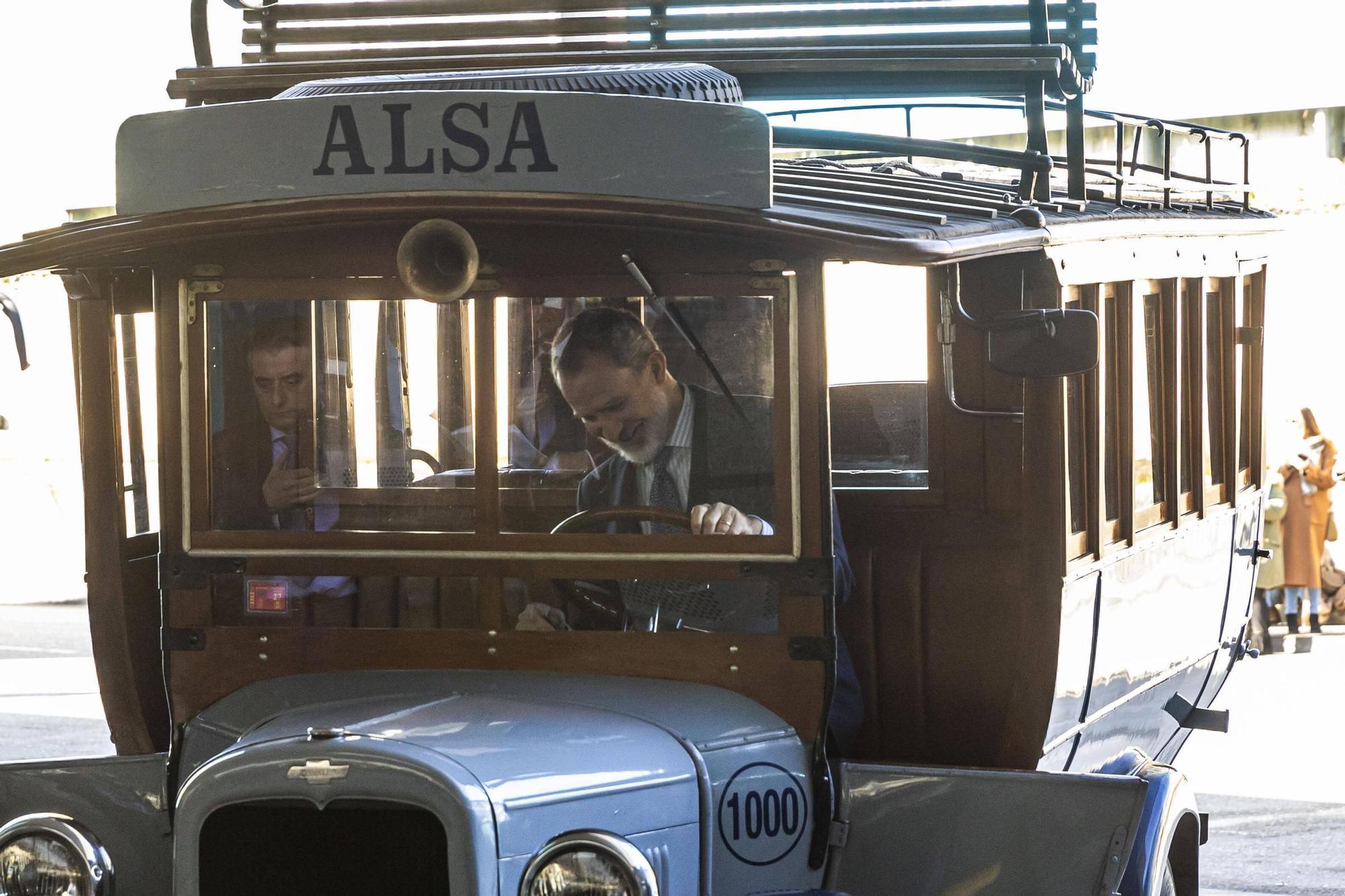 EN IMÁGENES: El Rey visita la estación de autobuses de Oviedo para conmemorar los 100 años de Alsa