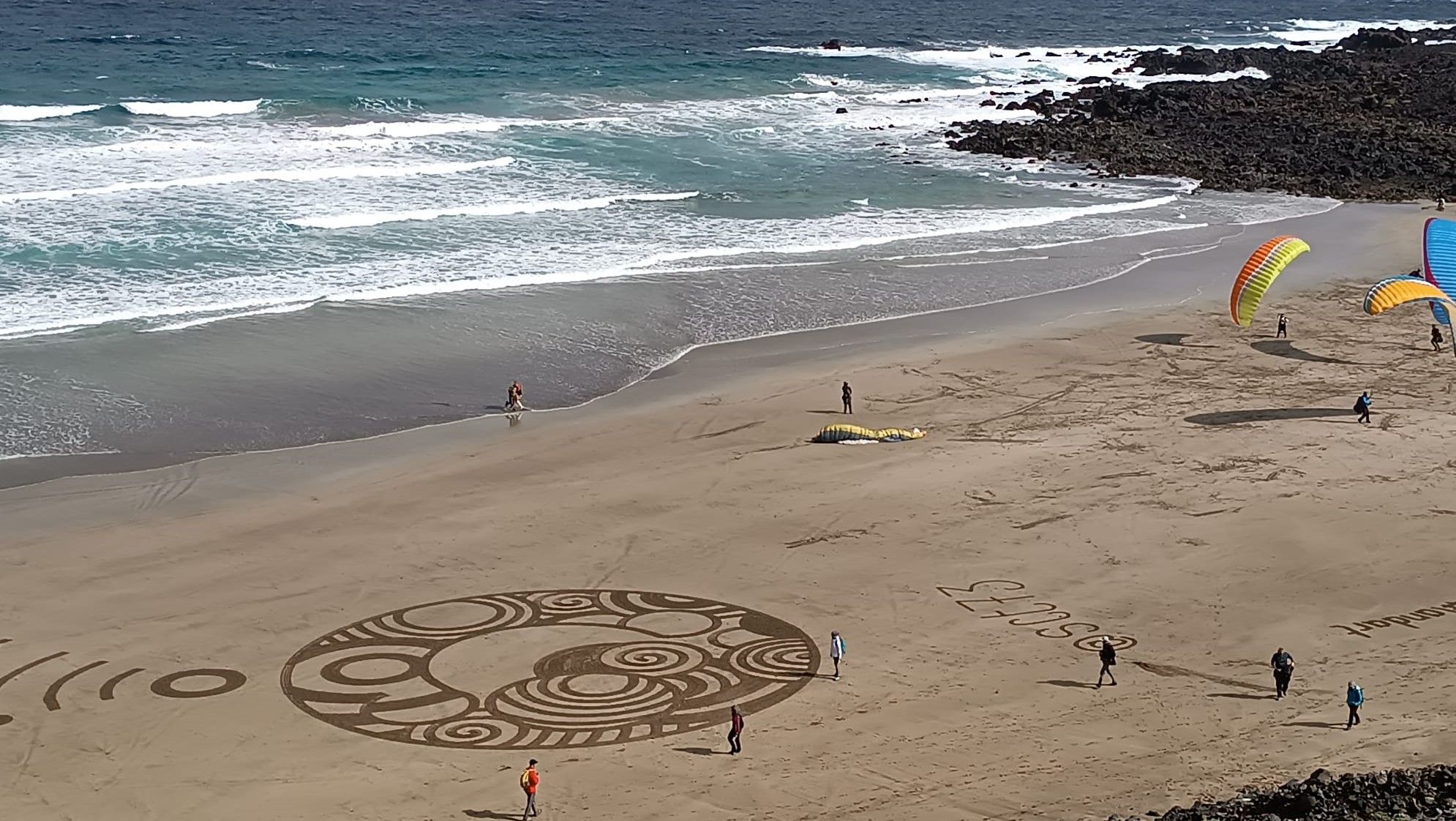 Círculos de Simon Turner en la playa de La Cantería, en Órzola.