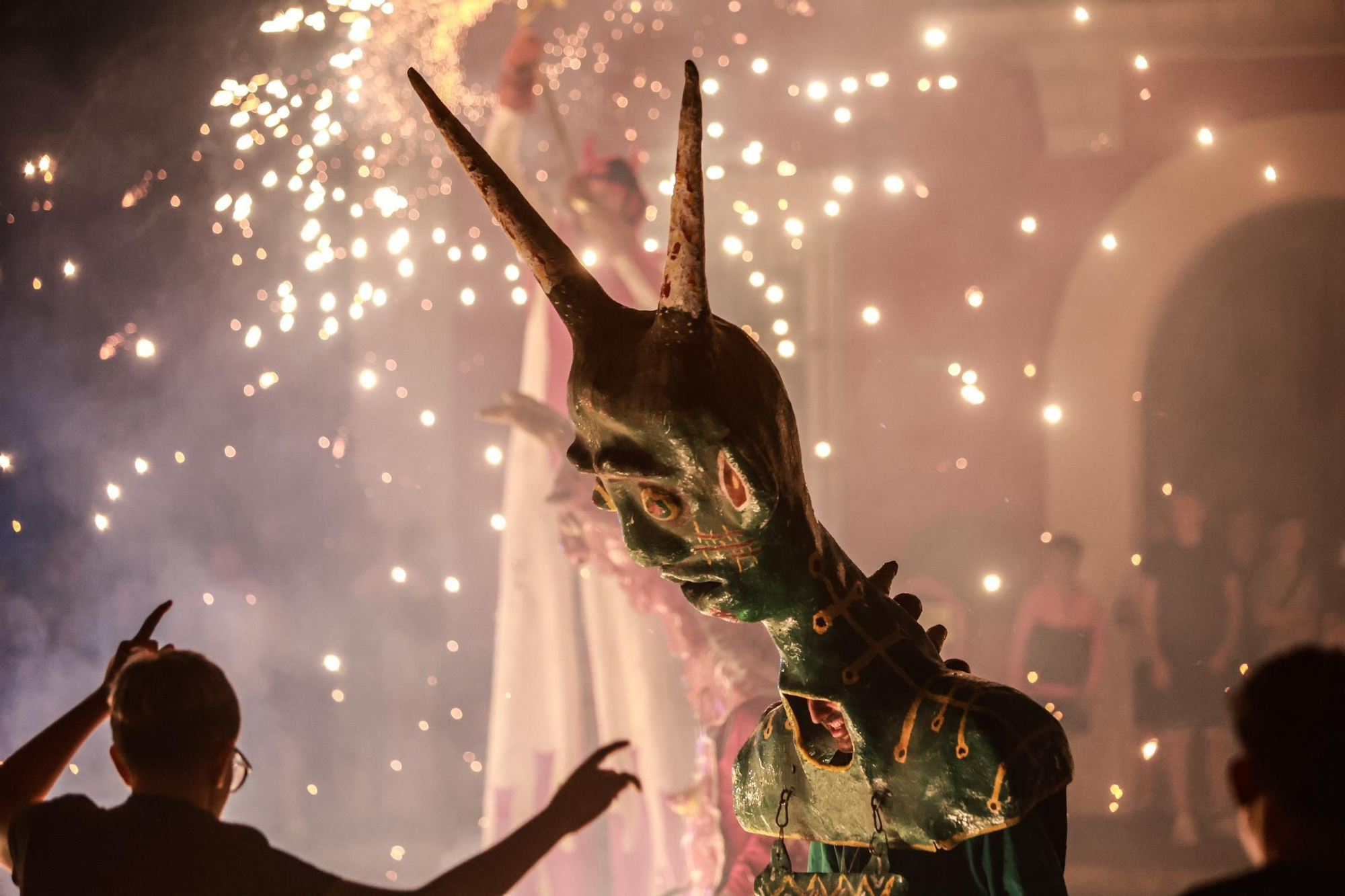 Correfocs y la hoguera más madrugadora arrancan el mejor ambiente de las fiestas patronales de Rojales