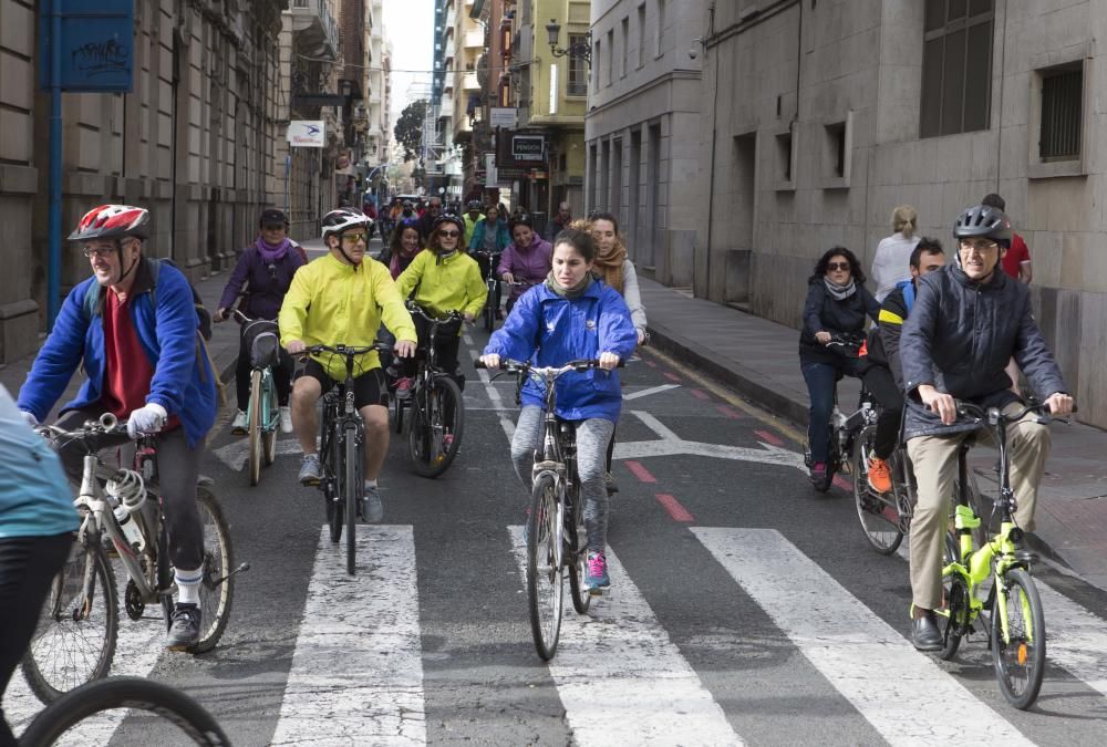 200 ciclistas exigen frente al Ayuntamiento una vía verde en La Cantera.