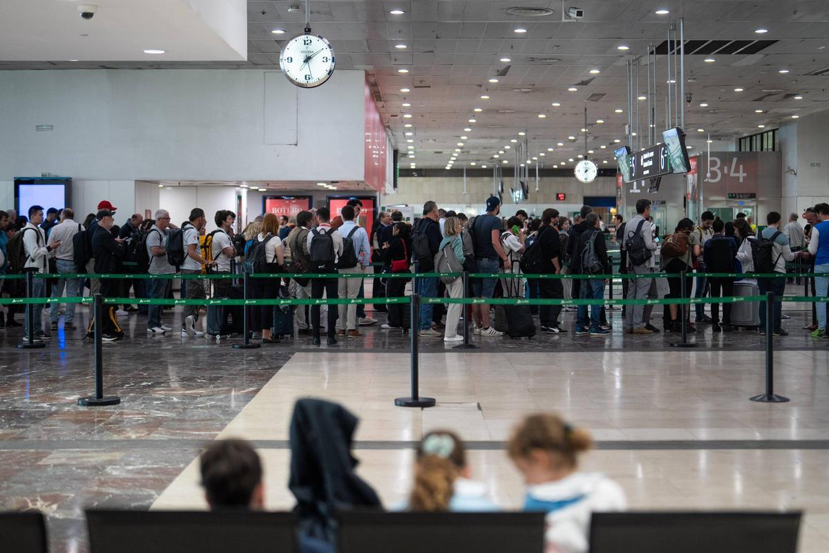 Caos e indignación entre los usuarios de la estación de Sants