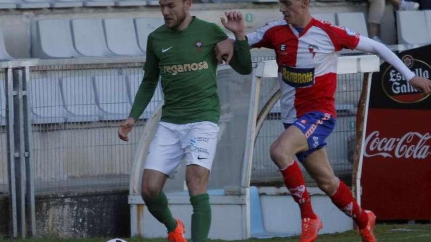 Diego Seoane conduce la pelota durante el partido contra el Arosa. // Daniel Alexandre (Diario de Ferrol).