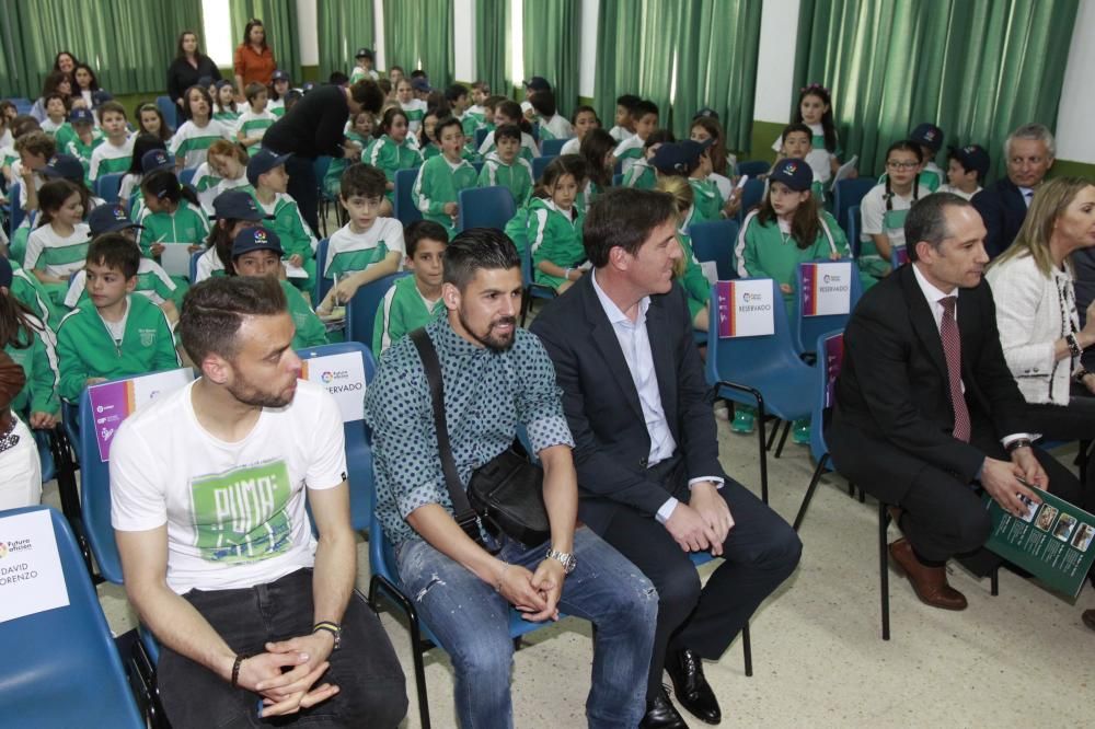 Nolito y Sergio, con los niños de Los Sauces