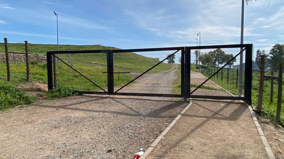 Acceso al Fuerte de San Cristóbal, cerrado el fin de semana.