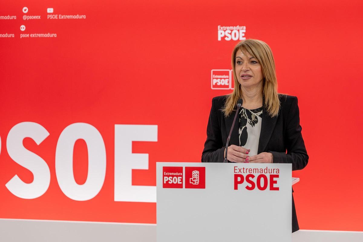 La portavoz del Grupo Socialista en la Asamblea de Extremadura, Piedad Álvarez, en rueda de prensa