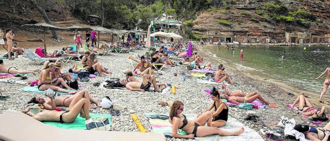 Turistas en Cala Saladeta este verano. | ZOWY VOETEN