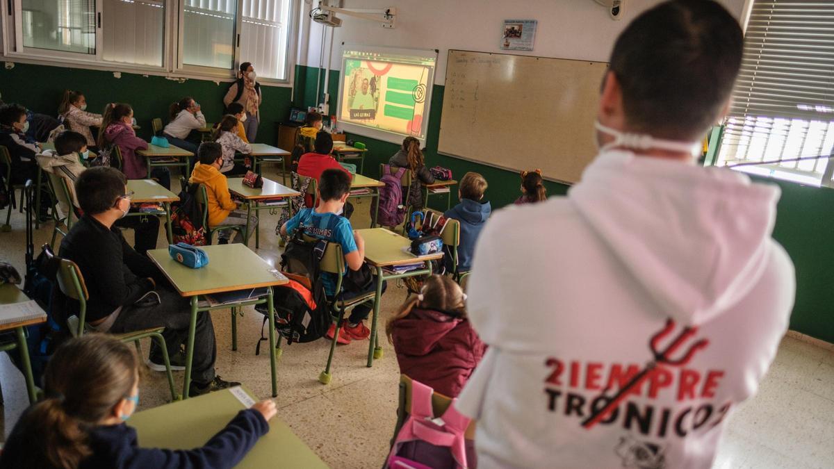 Diablos Locos pone en marcha su proyecto 'EduCarnaval' en los colegios Candelaria.