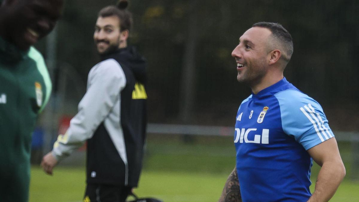 Santi Cazorla, charlando con varios jugadores del Vetusta durante el entrenamiento de ayer en El Requexón. | Irma Collín