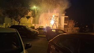Un incendio en cuatro contenedores afecta además a tres palmeras, las fachadas de varias viviendas y a coches en Cas Serres