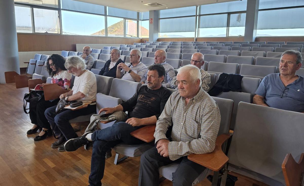 Representantes vecinales de O Hío, en la reunión del martes por la tarde en el salón de plenos de Cangas. | FDV