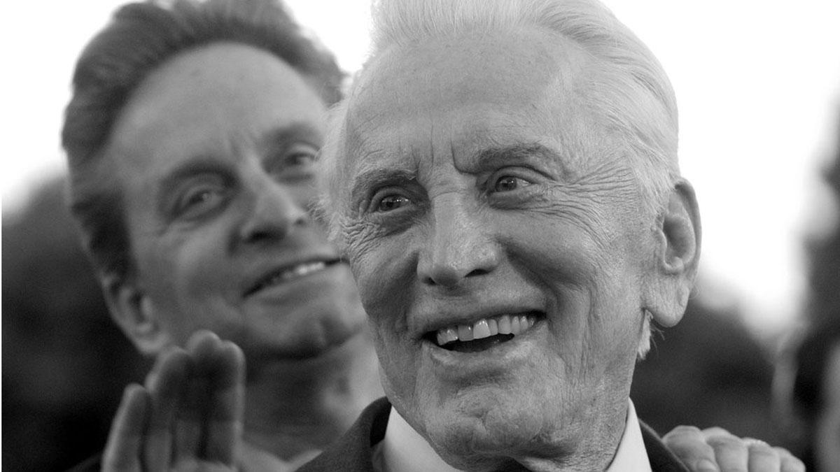 El actor Kirk Douglas muere a los 103 años. En la foto, el actor, con su hijo Michael, en el 2003, durante el estreno de ’Cosas de familia’. 