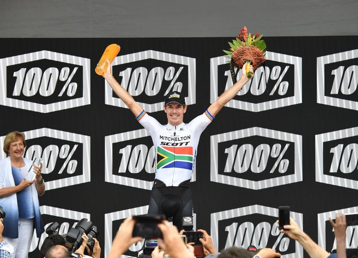 ADL100. ADELAIDE (AUSTRALIA), 18/01/2019.- El ciclista sudafricano Daryl Impey celebra su victoria en la cuarta etapa del Tour Down Under de Unley a Campbelltown en el sur de Australia este viernes. EFE/ David Mariuz PROHIBIDO SU USO EN AUSTRALIA Y NUEVA ZELANDA