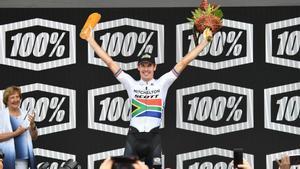 ADL100. ADELAIDE (AUSTRALIA), 18/01/2019.- El ciclista sudafricano Daryl Impey celebra su victoria en la cuarta etapa del Tour Down Under de Unley a Campbelltown en el sur de Australia este viernes. EFE/ David Mariuz PROHIBIDO SU USO EN AUSTRALIA Y NUEVA ZELANDA