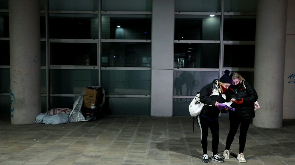 Voluntarias de Arrels durante el recuento de personas sin techo efectuado en Sant Martí (Barcelona).