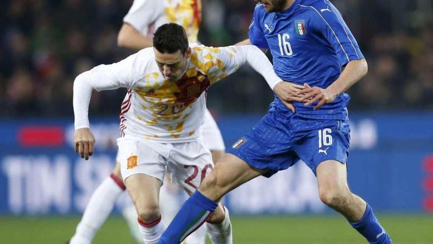 Aduriz disputa un balón al italiano Marco Parolo durante el amistoso disputado ayer en Udine. // Reuters
