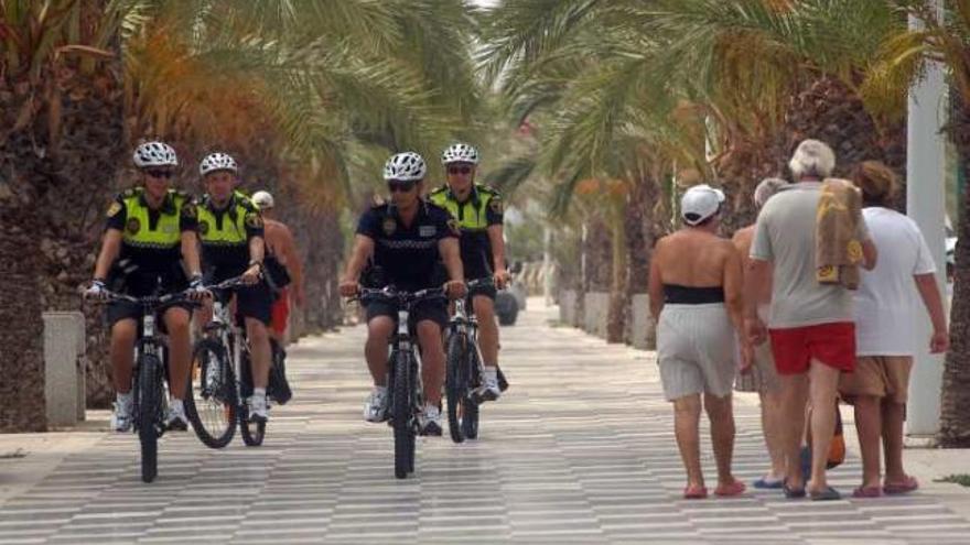 Los agentes de la Policía Local patrullan Arenales en bicicleta.