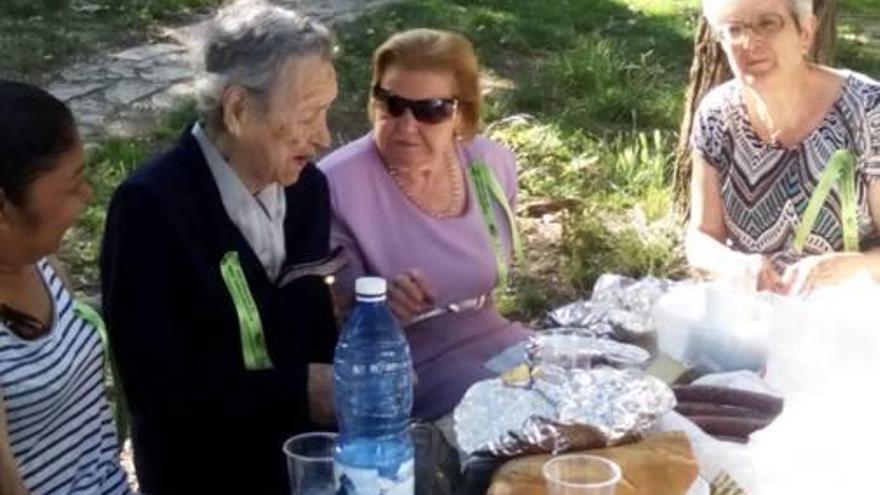 Paquita, segunda por la izquierda, en el almuerzo.