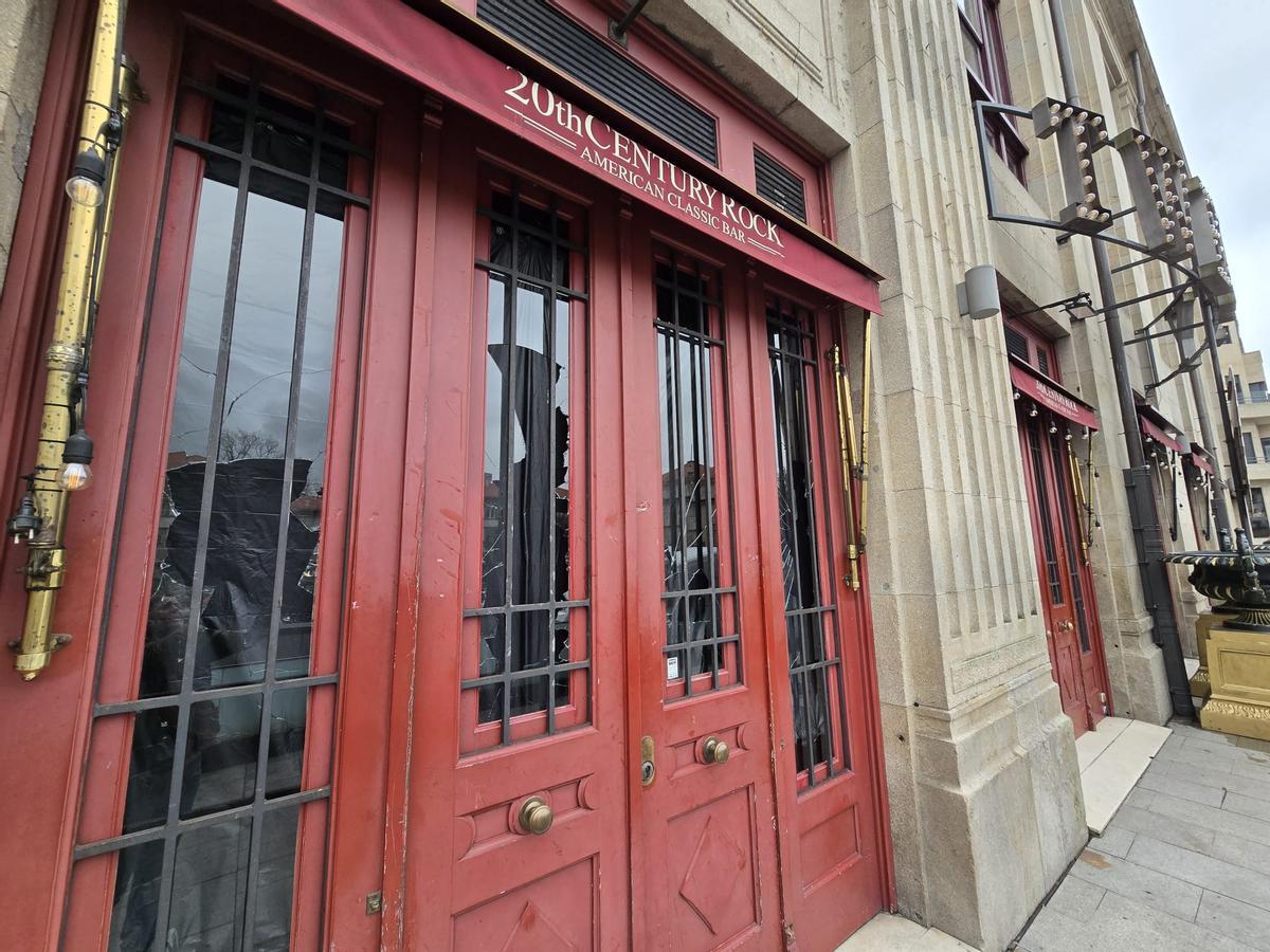 Destrozos provocados en la entrada del Twenty Centuy Rock durante la pelea de ultras.