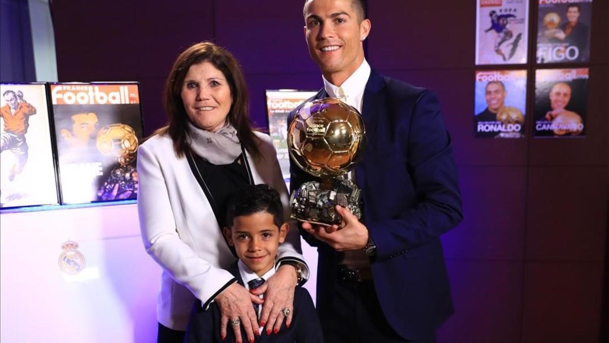 Cristiano posa junto a su madre y su hijo tras recibir su cuarto Balón de Oro