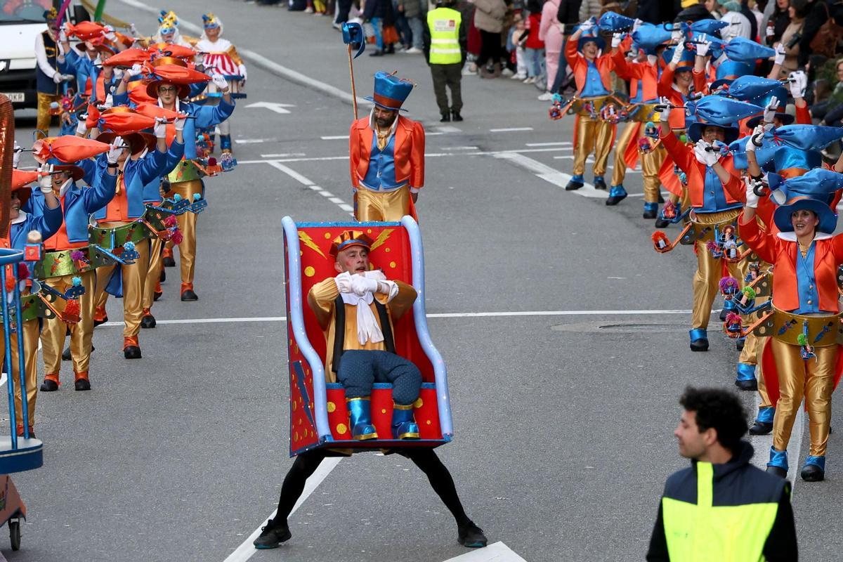 Vigo festeja su Entroido: el desfile de comparsas llena las calles