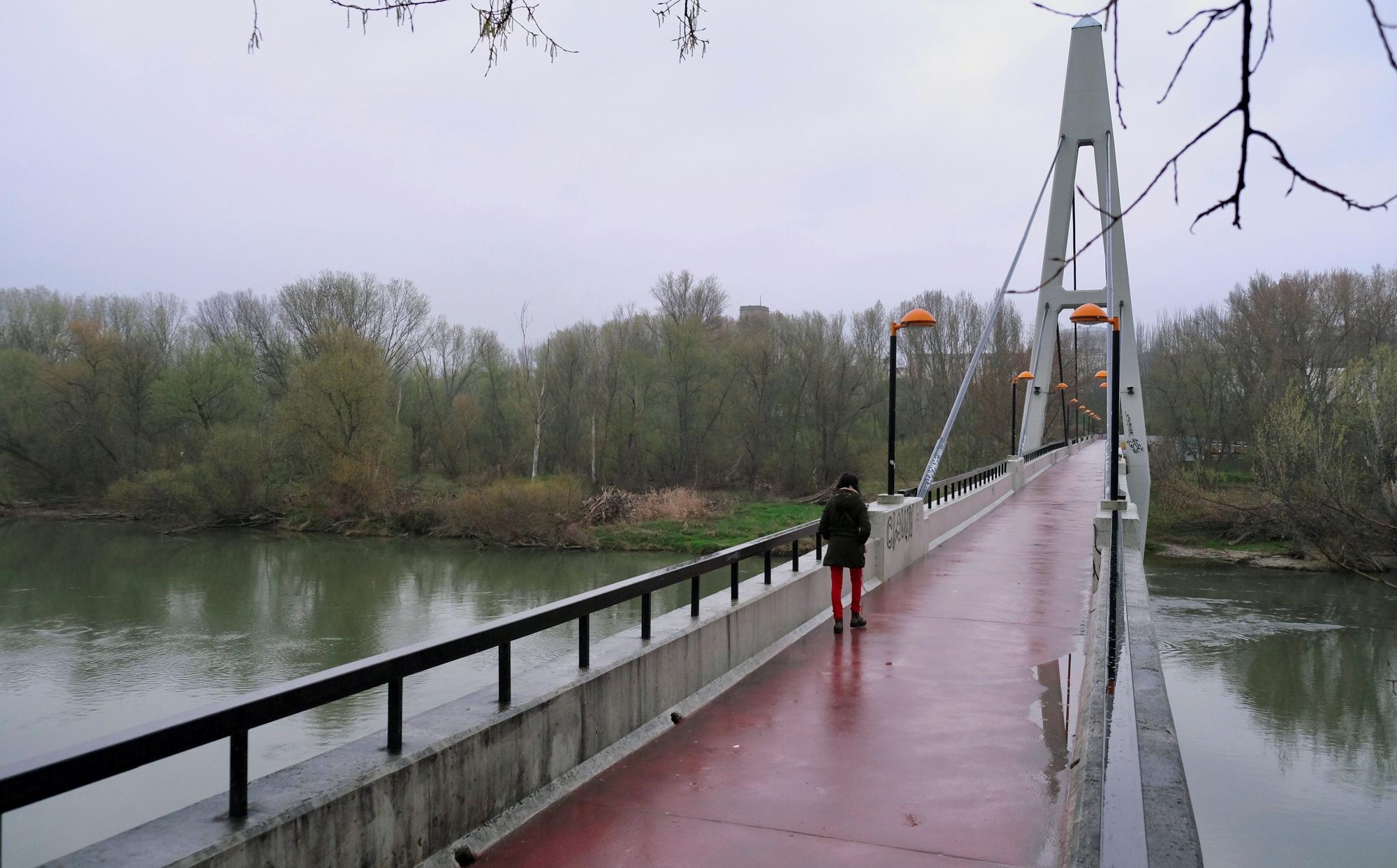 Pasarela sobre el Ebro en Logroño, cerca de donde se ha producido el ataque.