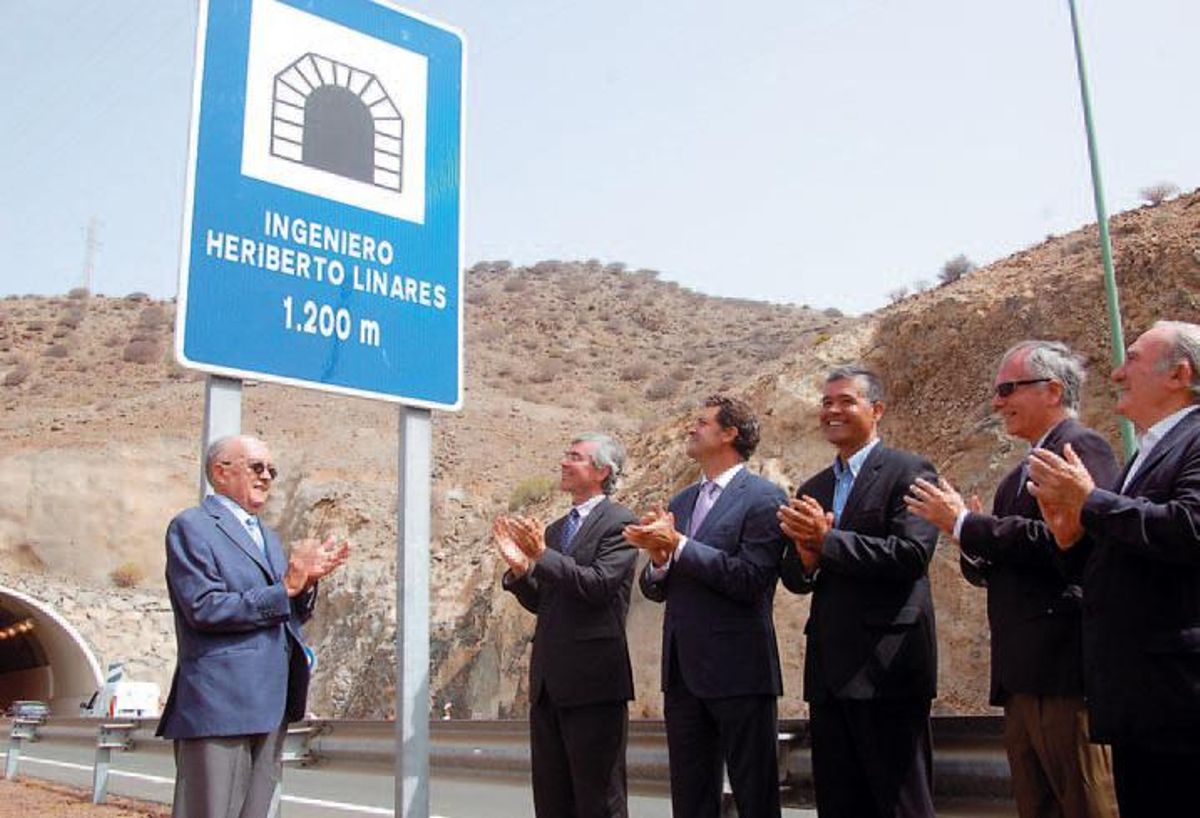 Heriberto Linares, a la izquierda, recibe el aplauso tras la colocación del cartel con su nombre en 2009.