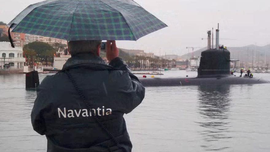 Un trabajador de Navantia fotografía el submarino S-80 en el astillero.