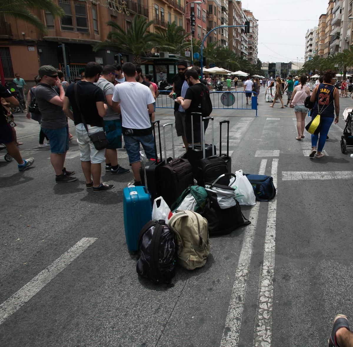 Un grupo de turistas disfruta del ambiente del centro de Alicante durante una edición reciente de las Hogueras