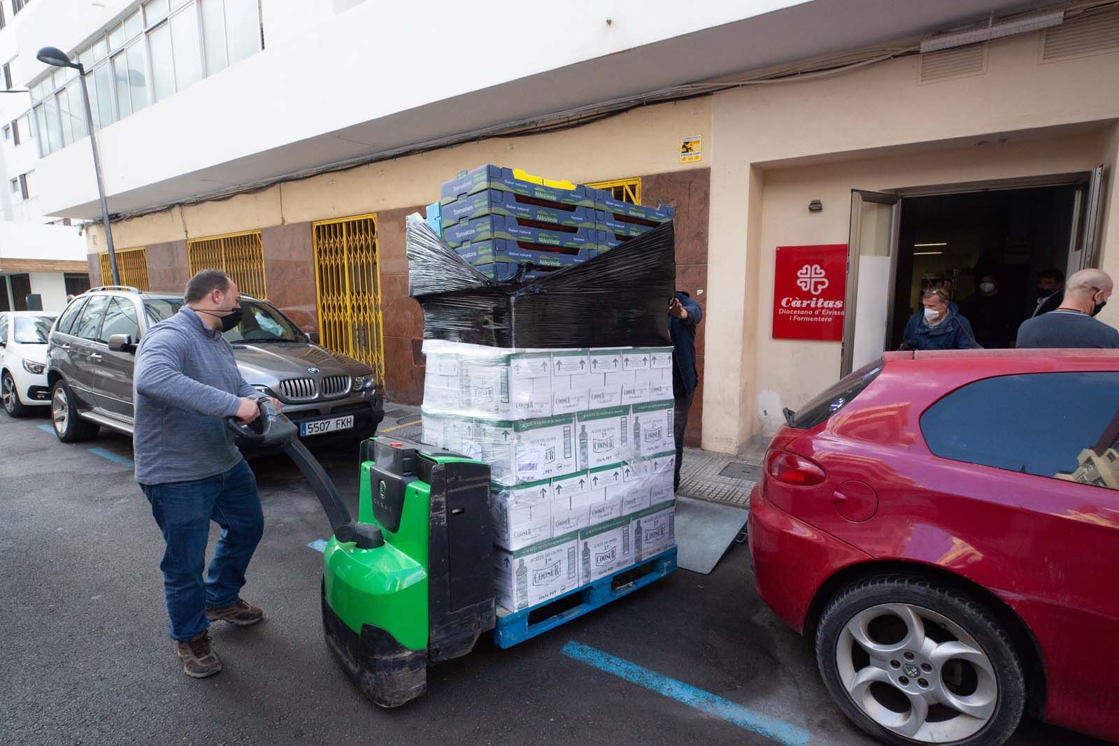 La solidaridad de Ibiza repone las estanterías del banco de alimentos de Cáritas