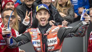 Andrea Dovizioso celebra la victoria en Cheste.