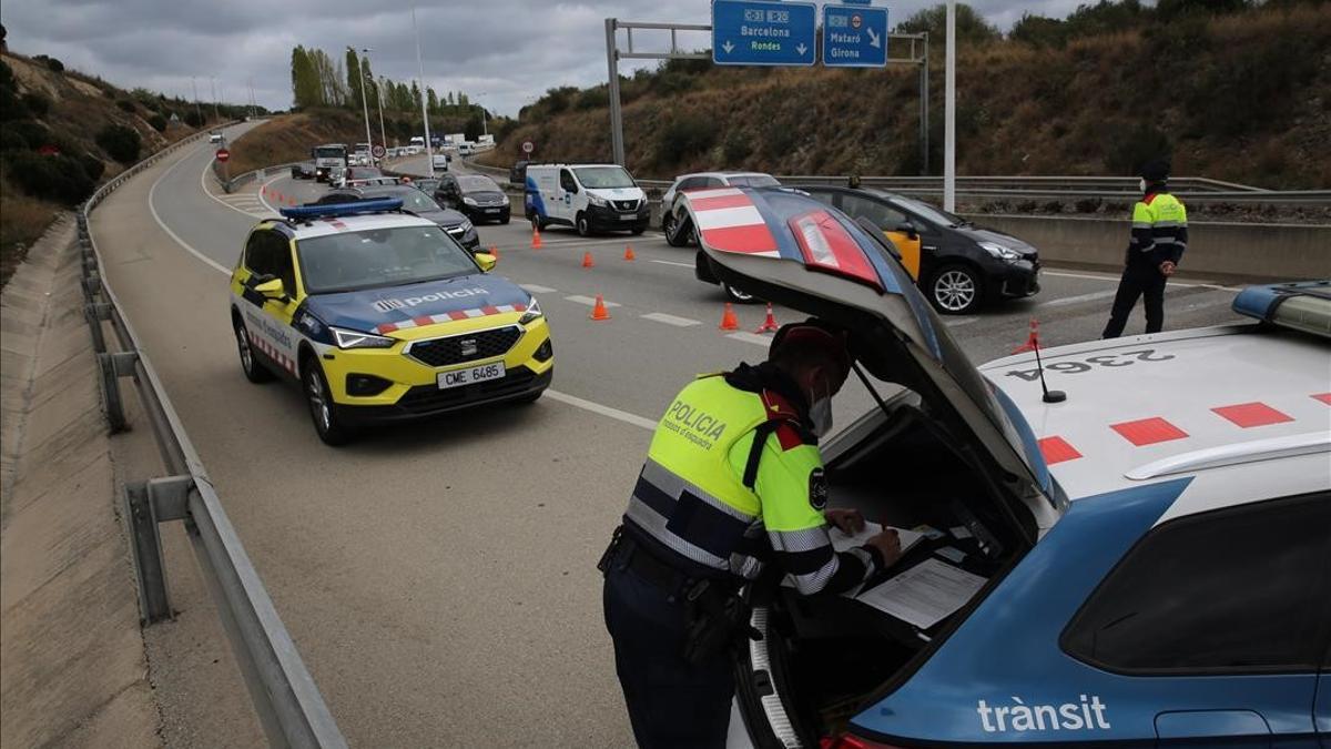 Control de tráfico de los Mossos, en la N-II, en la rotonda de Montgat, el día que empieza otra vez el confinamiento comarcal.