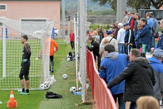 Hertha-Fans schauen beim Training zu.