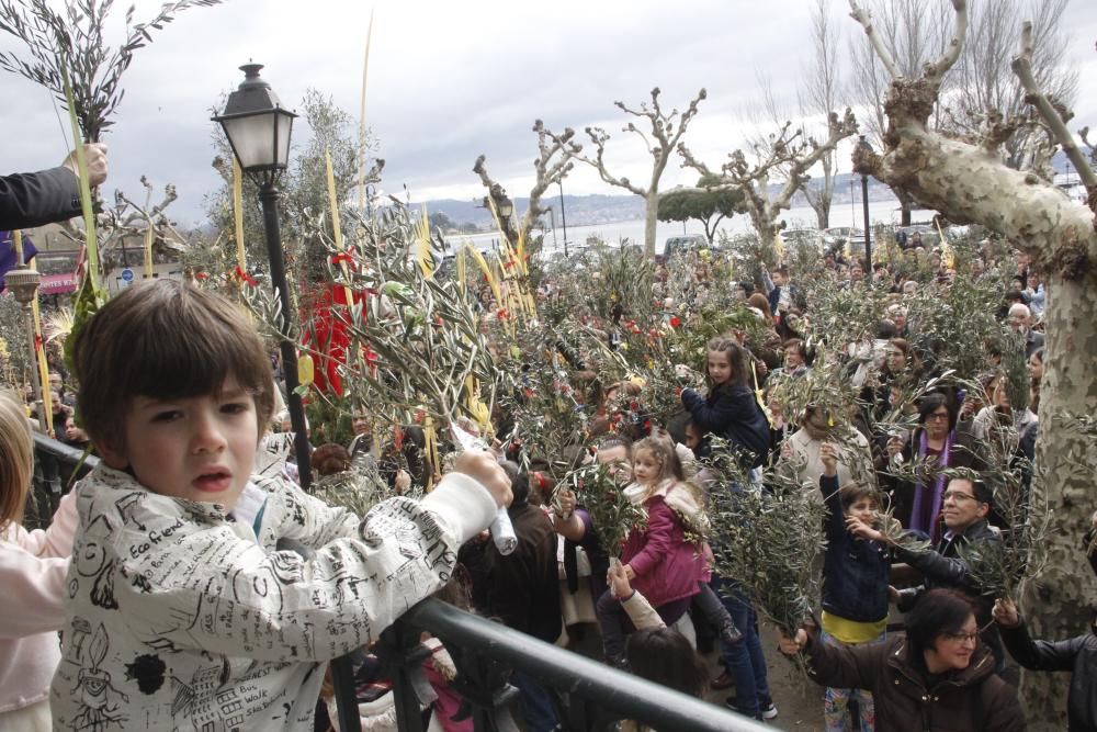 Semana Santa en Morrazo 2016 | Palmas alzadas para la bendición en Cangas