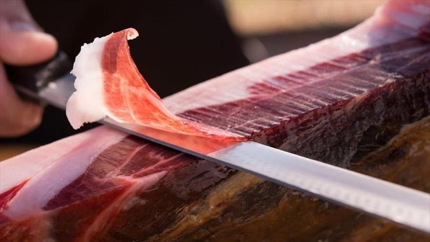 El Túnel del Jamón es una de las mejores formas de probar el producto estrella de Los Pedroches en la Feria del Jamón de Villanueva de Córdoba.