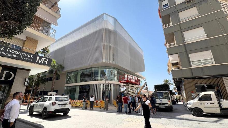 Así es el edificio de las nuevas oficinas de Agamed y sede universitaria de Torrevieja, ya terminado y que se abrirá en septiembre