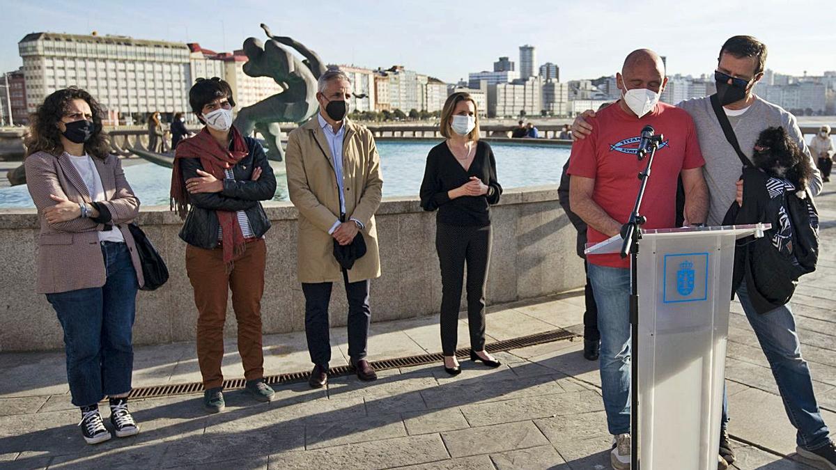 Fuente de los Surfistas durante el homenaje al deportista Tito Fariña.   | //  CASTELEIRO/ROLLER AGENCIA