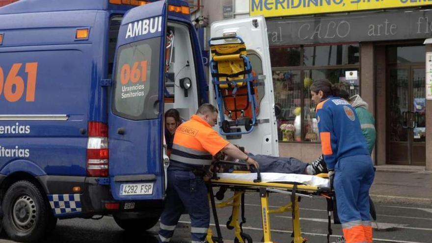 Médicos del 061 atienden a un herido en A Coruña