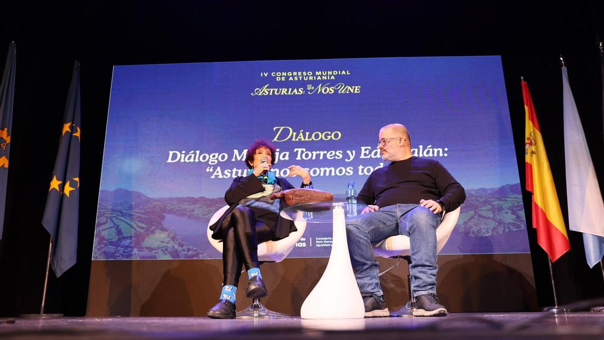 De la defensa del pote a la Asturias solidaria que hace suyos a los que la visitan: así fue el diálogo entre Maruja Torres y Edu Galán en el Congreso Mundial de Asturianía