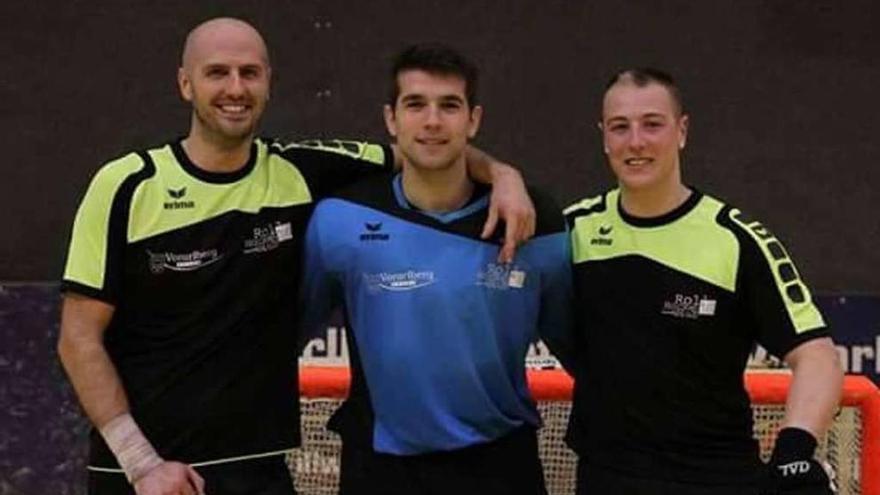 Chus Gende, Ángel Mirantes y David Rodríguez, con la camiseta del Dornbirn.