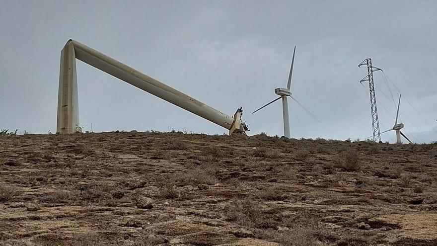 Primeras incidencias del fuerte viento en Canarias: cae un aerogenerador en desuso en Lanzarote y deja sin luz a varios núcleos