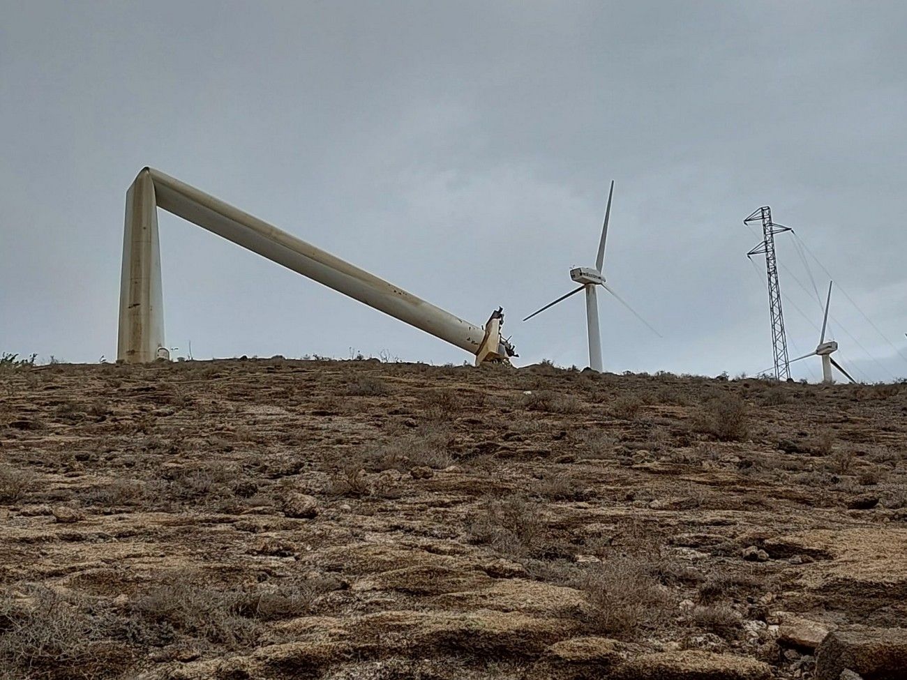 Cae por el viento un aerogenerador en desuso en Lanzarote y deja sin luz a varios núcleos