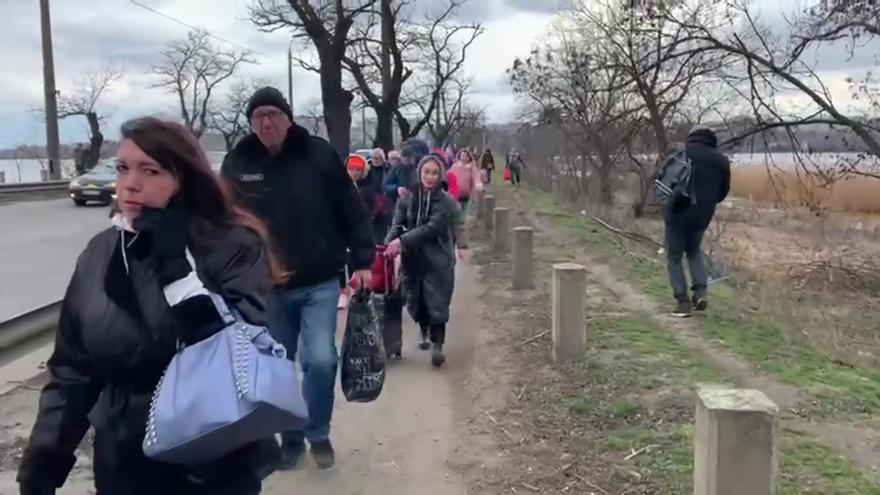 Colas de ciudadanos abandonan Mykolaiv ante los ataques del Ejército ruso