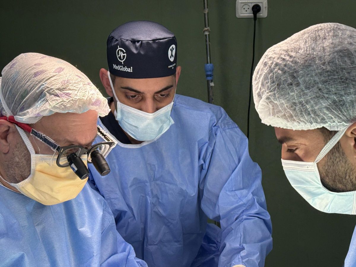 El cirujano estadounidense Feroze Sidhwa (centro) durante operacion en Gaza en marzo 2025