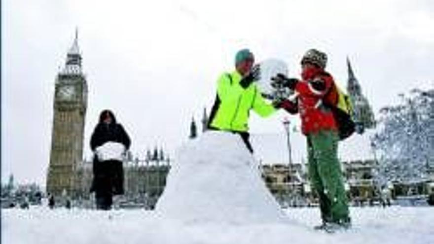 Media Europa sucumbe ante una nevada como la que paró Barajas