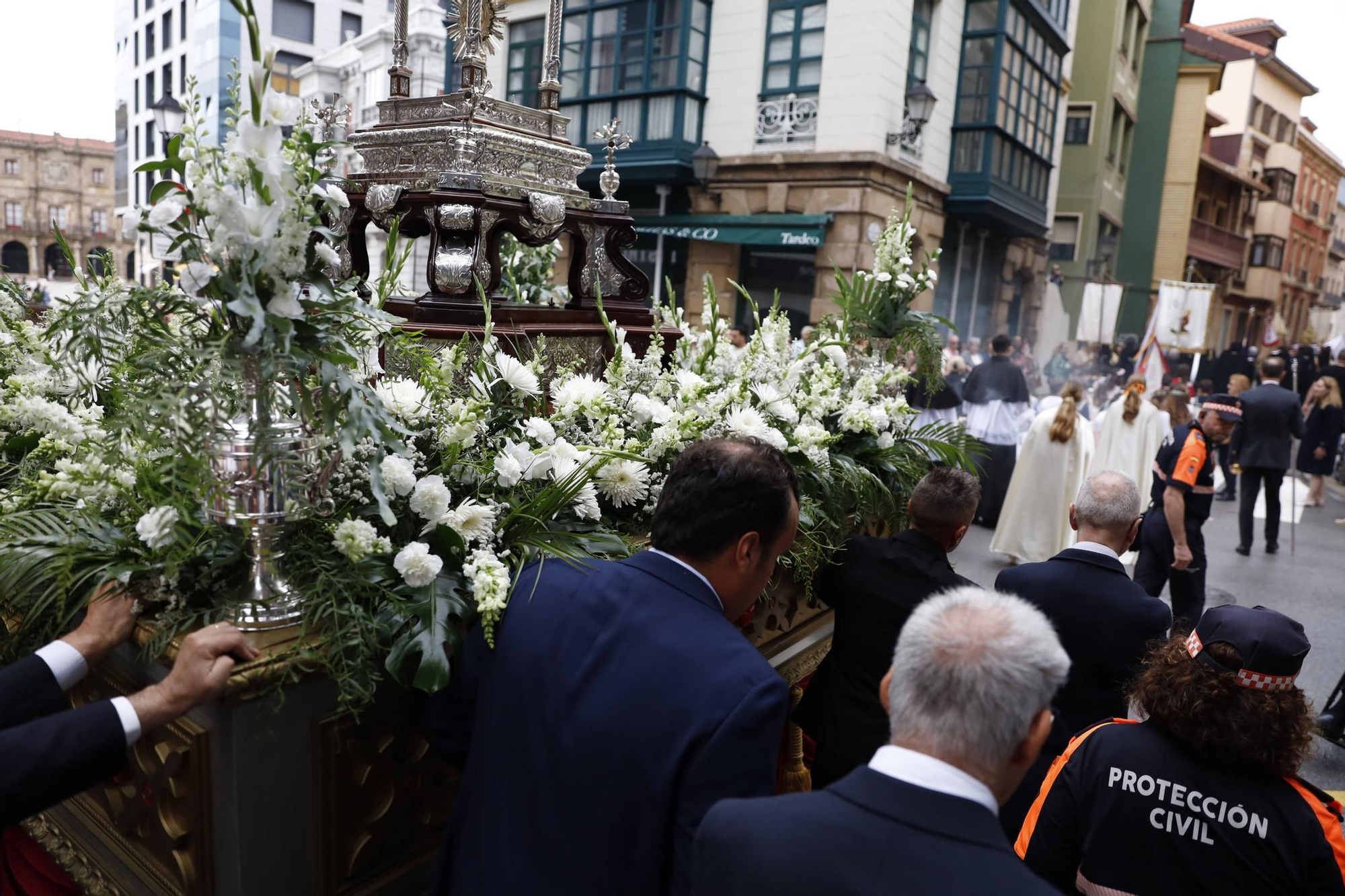 Pétalos, incienso, niños... así fue la procesión del Corpus Christi en Gijón (en imágenes)